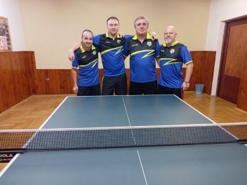 -> Lukáš, Tomáš, Sláva, Radim. Těsně před postupem do kraj. přeboru.